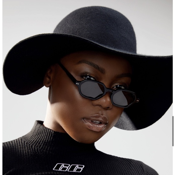 Camille Côté - Cropped Hat - Picture 2 of 4